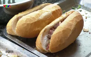 Lại xảy ra ngộ độc sau khi ăn bánh mì