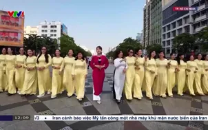 Hàng nghìn người đồng diễn dân vũ áo dài