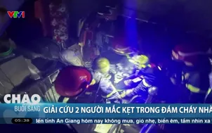 Giải cứu 2 người mắc kẹt trong đám cháy nhà