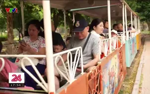 Trở về tuổi thơ trên đoàn tàu thu nhỏ tại công viên thống nhất