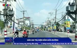 Gần 200 trụ điện nằm giữa đường