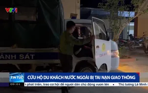 Cứu hộ du khách nước ngoài bị tai nạn giao thông