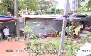 Vỉa hè thông thoáng, chợ tạm lại núp sau vách tôn