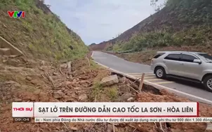 Sạt lở trên đường dẫn cao tốc La Sơn - Hòa Liên