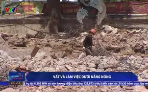 Vất vả làm việc dưới nắng nóng