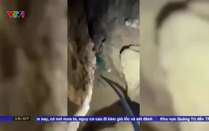 Giải cứu 5 người mắc kẹt trong hang ngập nước