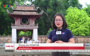 Thí sinh cầu may mắn tại Văn Miếu - Quốc Tử Giám