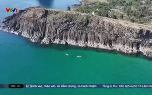 Nước biển màu xanh ngọc bích thu hút du khách