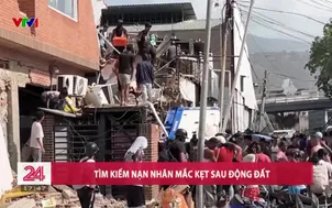 Tìm kiếm nạn nhân mắc kẹt sau động đất