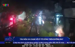 Tàu hỏa va chạm với ô tô dừng trên đường ray