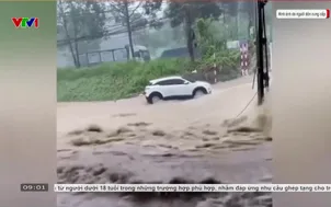 Ô tô mắc kẹt giữa dòng nước lũ ở Lào Cai