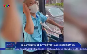 Nhân viên phụ xe buýt hỗ trợ hành khách ngất xỉu