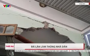 Đá lăn làm thủng nhà dân