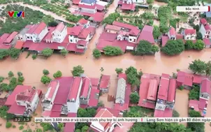 Giao thông bị chia cắt do ngập lụt