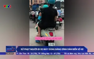 Xử phạt người đi xe máy dùng băng dính dán biển số xe