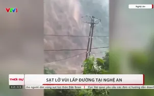 Sạt lở vùi lấp đường tại Nghệ An
