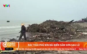 Rác thải phủ kín bãi biển Sầm Sơn sau lũ