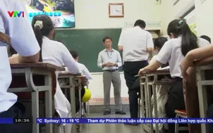 Khi bàn ghế không theo kịp chiều cao học sinh