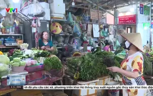 Người mua cân đối giỏ hàng thiết yếu