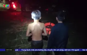 Cứu hai em nhỏ giữa dòng nước xiết