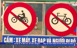 Tiềm ẩn nguy cơ tai nạn giao thông khi xe máy, xe đạp, người đi bộ đi vào đường cao tốc
