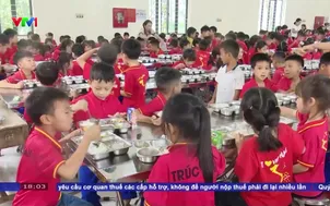 Học sinh thôn Tiến Sơn, xã Quỳnh Tam, tỉnh Nghệ An trở lại trường
