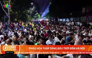 Pháo hoa thắp sáng bầu trời đêm Hà Nội