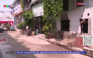 Người dân tự đào rãnh trong nhà chống ngập