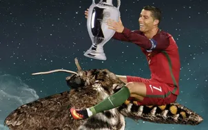 Chú bướm đêm đậu trên mặt Ronaldo gây náo loạn mạng xã hội