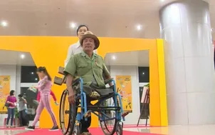 Người thương binh già với tính yêu bóng chuyền