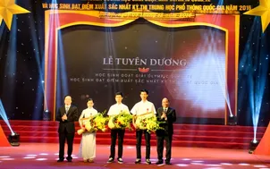 Thủ tướng Nguyễn Xuân Phúc dự Lễ tuyên dương học sinh xuất sắc năm 2016