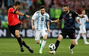Chẳng bất ngờ khi Messi bế tắc