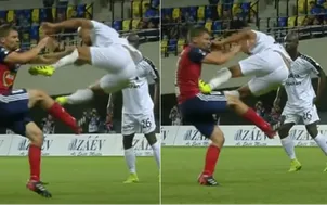 Cú kung-fu của De Jong được tái hiện ở vòng loại Champions League
