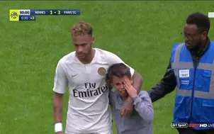 Hành động cực đẹp của Neymar trên sân cỏ