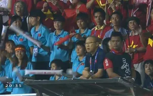 VIDEO: Nhận thẻ đỏ, HLV Park Hang Seo bỏ lên khán đài ngồi cùng ĐT nữ Việt Nam
