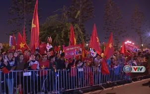 VIDEO: Người hâm mộ chào đón Đoàn Thể thao Việt Nam tại sân bay Nội Bài