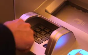 Số lượng máy ATM trên thế giới giảm lần đầu tiên