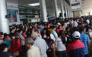 Sân bay Tân Sơn Nhất: Tắc cả trên trời lẫn dưới mặt đất