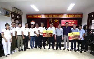 Ban tổ chức giải xe đạp VTV Cúp Tôn Hoa Sen 2020 trao ủng hộ 3 tỉnh miền Trung