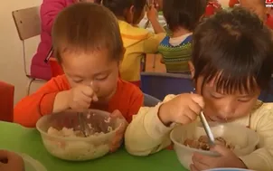 Nâng cao chất lượng bữa ăn bán trú trong những ngày đông rét