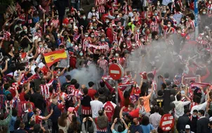 VIDEO: Cổ động viên Atletico Madrid tràn ra đường ăn mừng chức vô địch