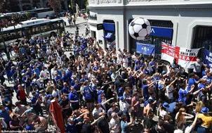 CĐV Chelsea và Man City phải cách ly tại nhà sau khi trở về từ trận chung kết Champions League
