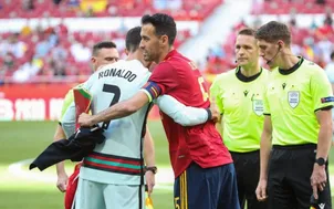 Ôm Sergio Busquets, Ronaldo nguy cơ không được đá EURO 2020