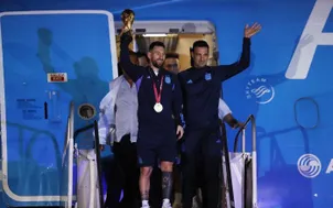 Biển người chào đón Messi và đồng đội tại Argentina