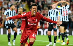 Liverpool ngược dòng thắng Newcastle ở những phút bù giờ
