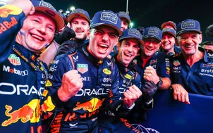 Max Verstappen lần thứ ba liên tiếp vô địch F1