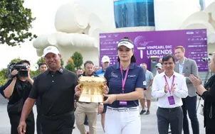 Hoa khôi bóng chuyền Kim Huệ, Miss Golf Thanh Tú rạng rỡ bên chiếc Cúp Vinpearl DIC Legends Vietnam 2023