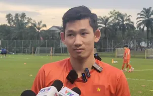 Hai Long nói gì khi được khen "sáng" nhất trận gặp Man Utd?