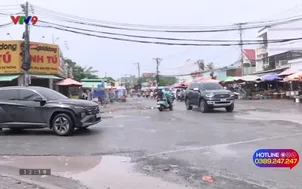 Khổ với con đường hàng trăm hố to, nhỏ