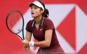 Emma Raducanu bị loại tại Queen’s sau tình huống "phá luật" gây tranh cãi